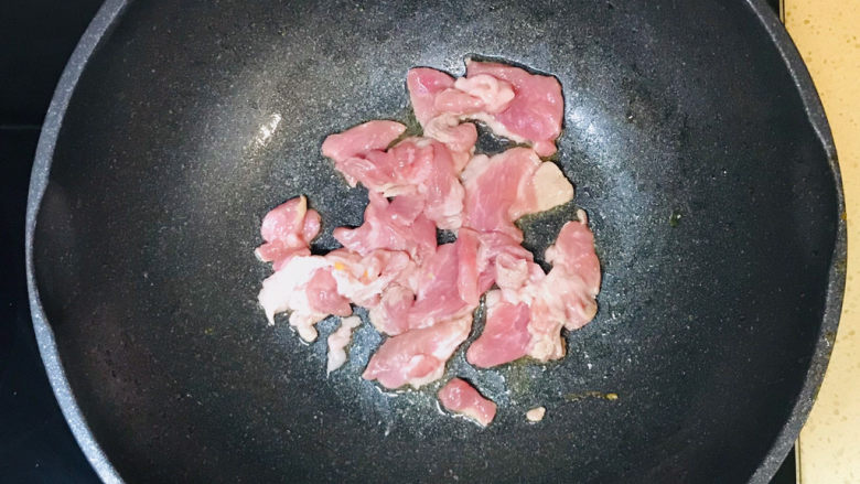 香菇炒肉片,起油锅，油烧热后，投入猪肉煸炒
