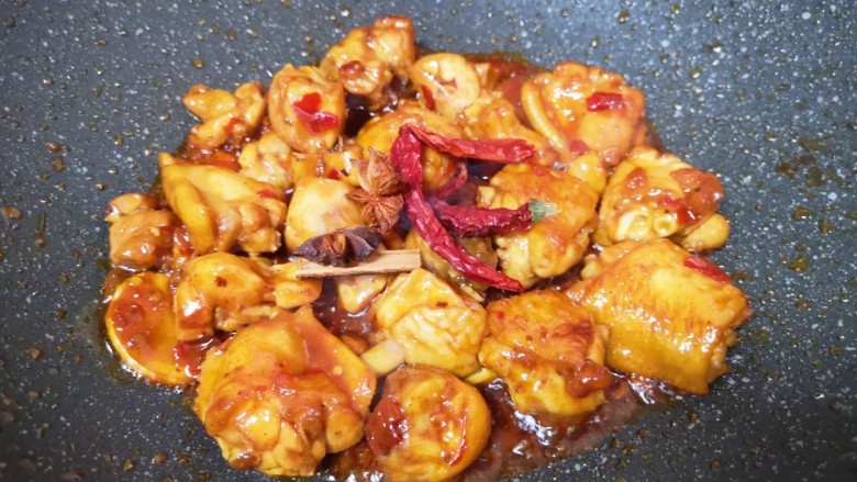 鸡腿炖土豆,放八角、桂皮和干红辣椒炒香（如果能吃辣可以将干红辣椒掰开）。