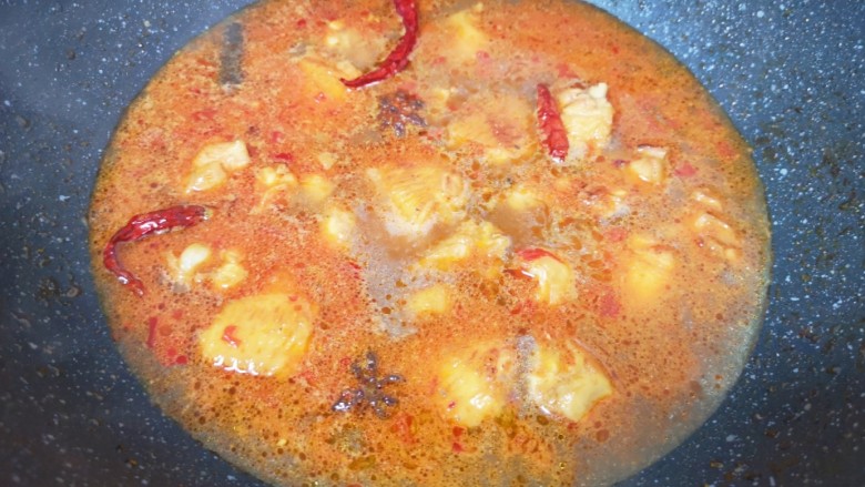 鸡腿炖土豆,加入热水烧开，转小火炖20分钟。
