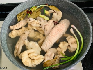 麻辣肥肠,锅中加水，放入肥肠，加入葱，姜，香叶，八角，煮15分钟