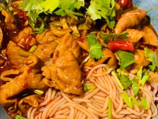 麻辣肥肠,也可以煮碗米线，盖上麻辣肥肠，撒点香菜碎，味道绝了。