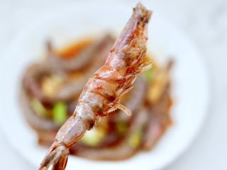 孜然风味烤虾,腌制好的虾用竹签串起来。