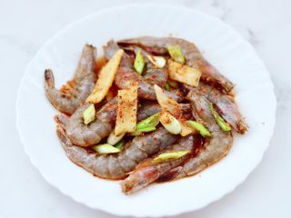 孜然风味烤虾,把所有的食材，全部混合搅拌均匀后腌制1小时。