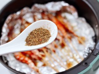 孜然风味烤虾,时间到出锅咯，再撒上一些孜然粉和辣椒粉即可。