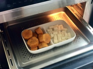 酸奶麦片红薯山药糕，颜值高又饱腹,把红薯和山药块放入蒸箱，蒸20分钟，把红薯和山药蒸至软烂。