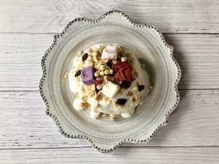 酸奶麦片红薯山药糕，颜值高又饱腹,最后在酸奶上撒上水果燕麦脆，或者每日坚果，切好的水果丁、蜜饯丁、果脯丁等等都可以。