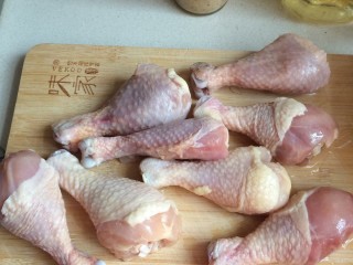 鸡腿炖土豆,鸡腿洗净，可以切块，这样方便煮