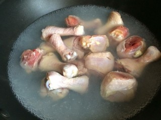 鸡腿炖土豆,冷水下锅，鸡腿焯水，可以焯久一点，这样煮的时候比较容易煮烂