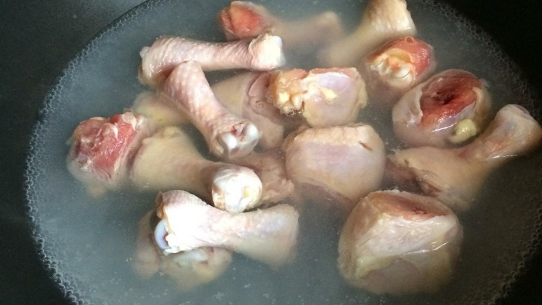 鸡腿炖土豆,冷水下锅，鸡腿焯水，可以焯久一点，这样煮的时候比较容易煮烂