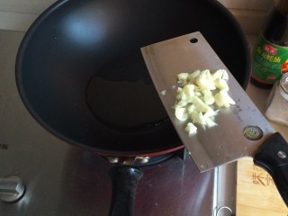 鸡腿炖土豆,蒜粒拍碎，锅内热油