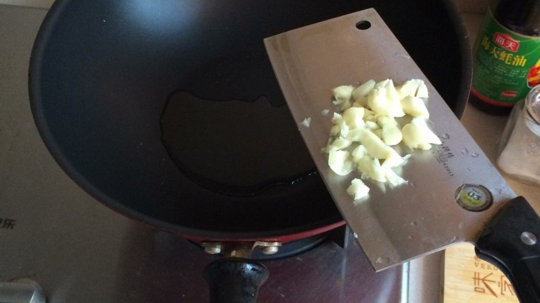 鸡腿炖土豆,蒜粒拍碎，锅内热油