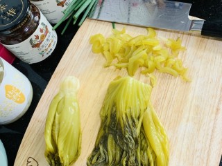 麻辣肥肠,煮大肠的过程中可以切酸菜，干辣椒段