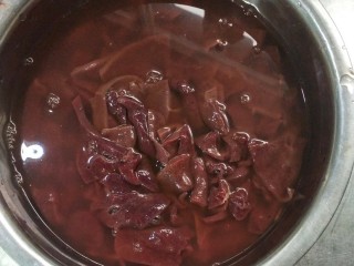 泡椒猪肝,切好的猪肝放入盆内，加入清水，料酒，这一步是为了把猪肝的血水洗出来，用手抓洗后，沥干水份