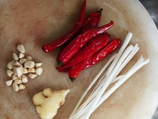 泡椒猪肝,准备辅料
泡姜切丝，大蒜切片，泡椒切斜刀，白芹菜切段，小米椒切末