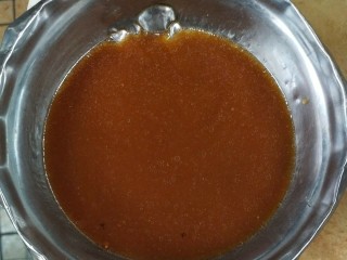 泡椒猪肝,准备一个小盘，当放少许的生粉，生抽，耗油，味精，盐，白糖，陈醋，少许的清油，最后加入水没过调料，搅拌均匀备用