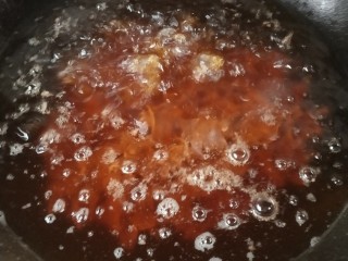 泡椒猪肝,将腌制好的猪肝放进去过油，油温不用太高，5～6成即可，炸十多二十秒即可