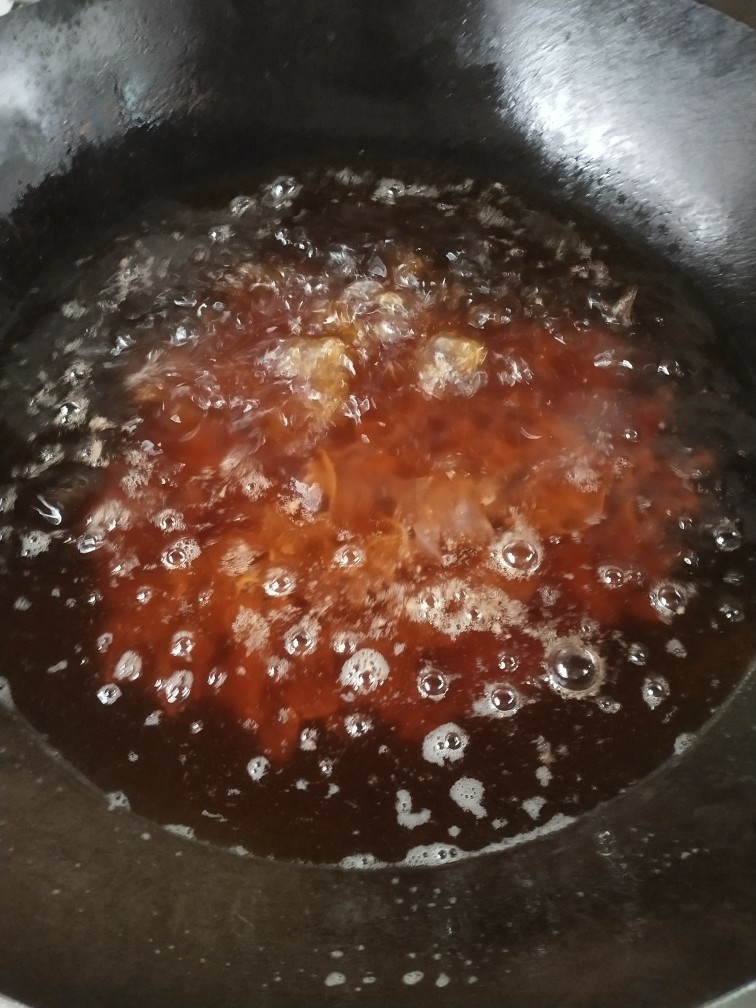 泡椒猪肝,将腌制好的猪肝放进去过油，油温不用太高，5～6成即可，炸十多二十秒即可
