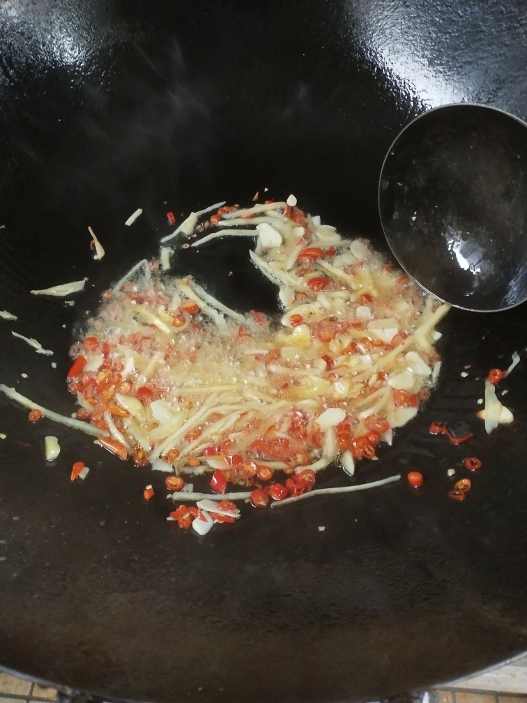 泡椒猪肝,锅内留底油，然后把泡姜，大蒜，小米椒下锅炒香