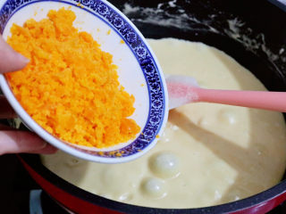 咸蛋黄肉松雪花酥,再加入咸蛋黄，搅拌均匀