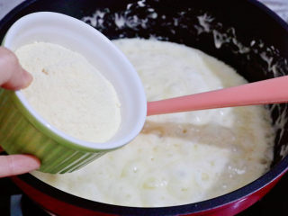 咸蛋黄肉松雪花酥,依次加入奶粉，搅拌均匀