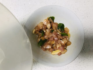香菇滑鸡粥,分三次加少许的清水搅拌，让鸡肉丁充分吸收水份和调料；