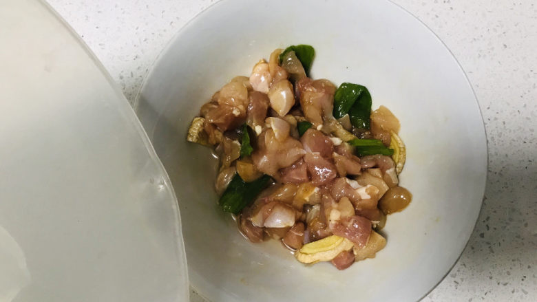香菇滑鸡粥,分三次加少许的清水搅拌，让鸡肉丁充分吸收水份和调料；