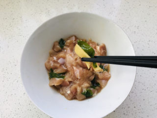 香菇滑鸡粥,把腌制好的鸡肉丁从冰箱里取出，去掉姜片和葱段；