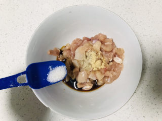 香菇滑鸡粥,加少许白糖提鲜；
