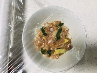 香菇滑鸡粥,覆盖保鲜膜；