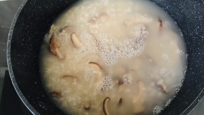 香菇滑鸡粥,第二天清晨伴随香菇白粥的香气醒来，把粥底从电饭锅内胆倒入不粘锅汤锅内小火熬煮；