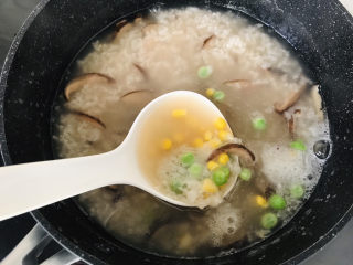香菇滑鸡粥,加入到香菇粥底中小火熬煮3-5分钟；