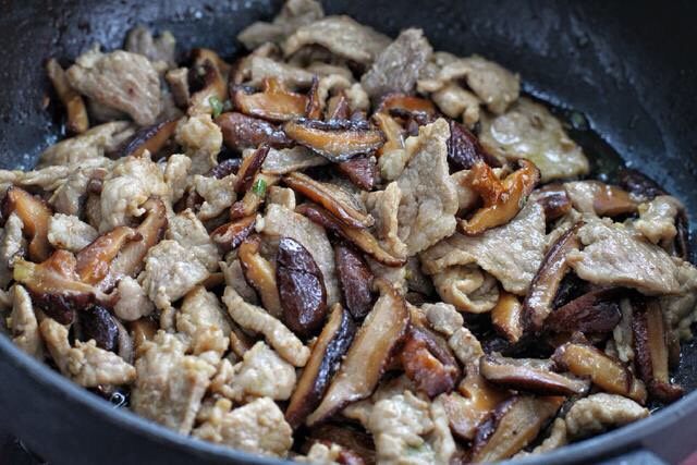 香菇炒肉片,最后放入炒好的肉片和香菇一起翻炒均匀，盛出装盘即可。