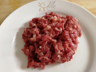 香菇牛肉酱,牛肉切碎。