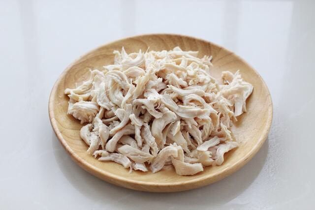 香菇滑鸡粥,煮熟的鸡胸肉捞出晾至不烫手状态，撕成细条或小丁状。