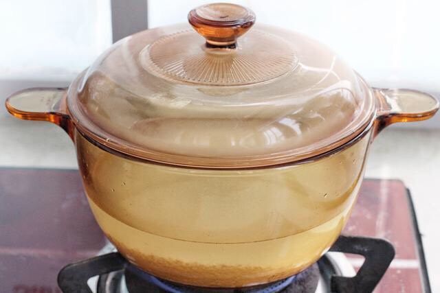 香菇滑鸡粥,将浸泡好的大米捞出放进锅中，添入清水加盖大火煮至沸腾，再改成小火开盖煮。