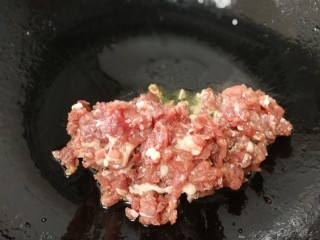 香菇牛肉酱,放入牛肉中小火划散。