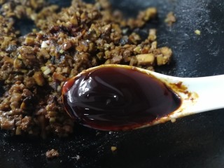香菇牛肉酱,一汤匙蚝油。