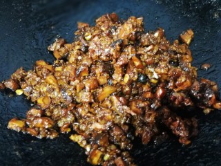 香菇牛肉酱,小火炒匀，炒至粘稠。