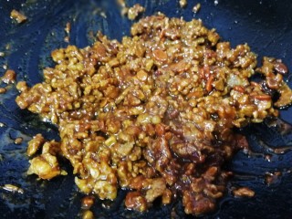 香菇牛肉酱,小火翻炒均匀。