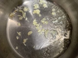 酸辣卤鸡爪,加入一半蒜碎。