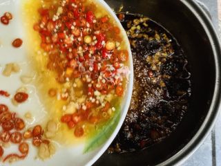 酸辣卤鸡爪,搅拌均匀倒入锅里煮开的汁水里。