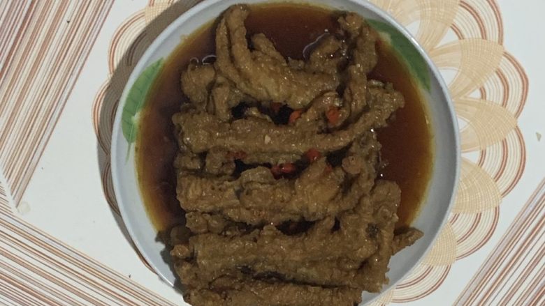 酸辣卤鸡爪,多捞点辣椒摆上。