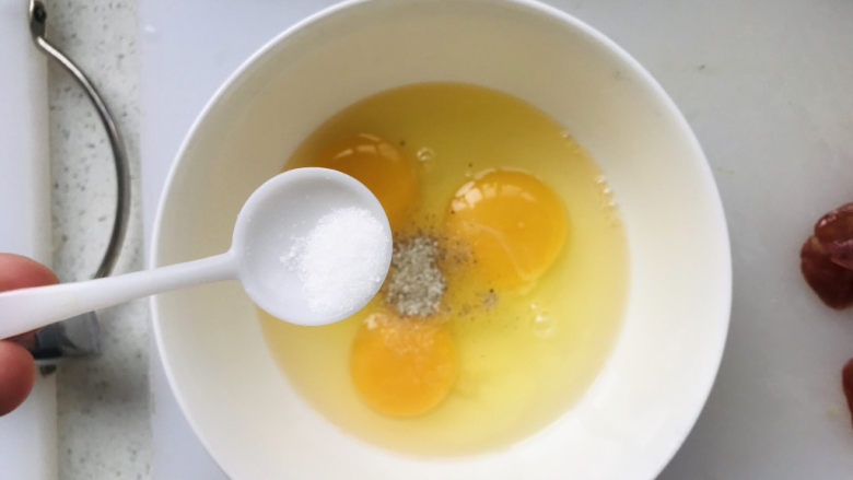 平菇炒鸡蛋,再加少许盐；