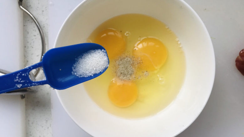 平菇炒鸡蛋,加少许白糖；