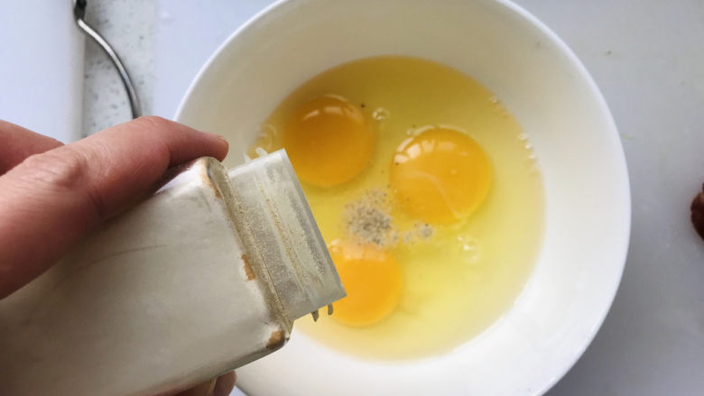 平菇炒鸡蛋,加少许白胡椒粉去腥；