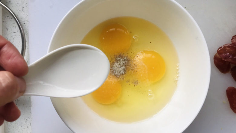 平菇炒鸡蛋,加三勺清水；