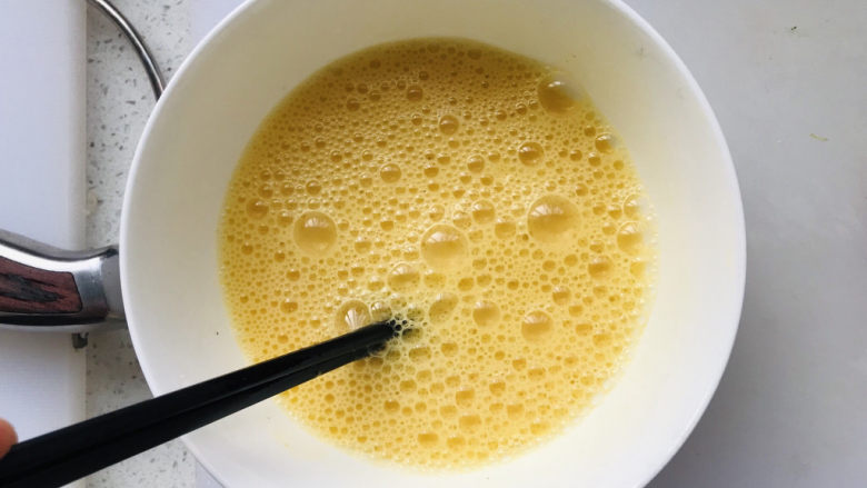 平菇炒鸡蛋,用筷子快速充分搅打蛋液，打出大泡即可；