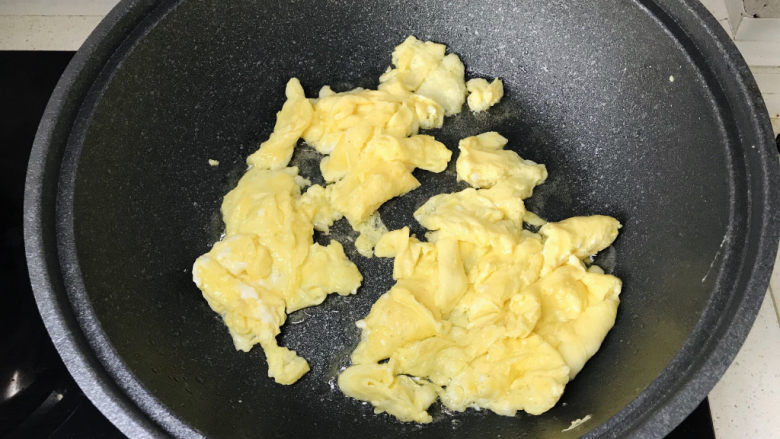 平菇炒鸡蛋,鸡蛋不要炒老了，盛出备用；