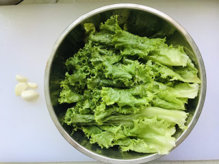 蒜蓉蚝油生菜,用到的食材就两样：生菜和大蒜，生菜仔细冲洗干净备用；