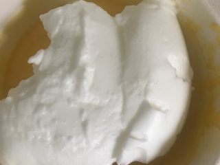舒芙蕾松饼,蛋白霜分两次放入蛋黄糊中，用刮刀翻拌均匀